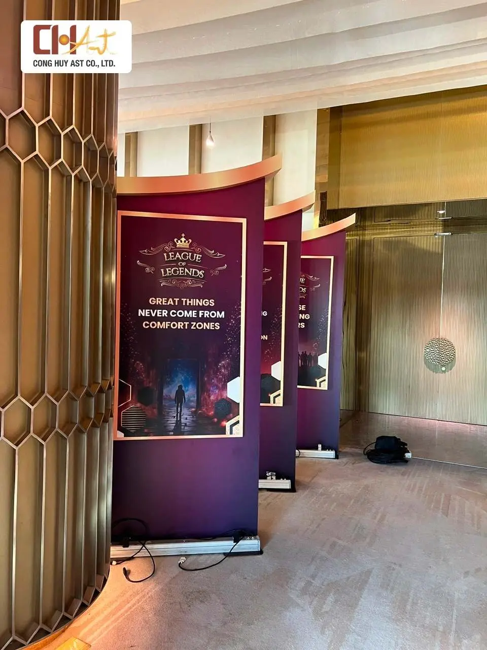 thi c&ocirc;ng cổng ch&agrave;o sự kiện