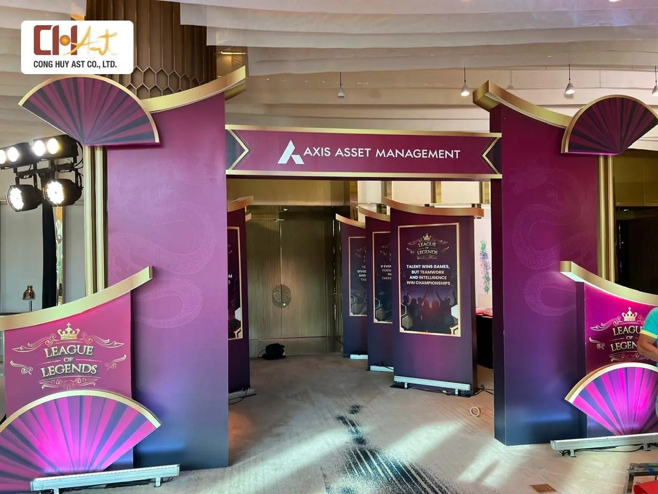 thi c&ocirc;ng cổng ch&agrave;o sự kiện