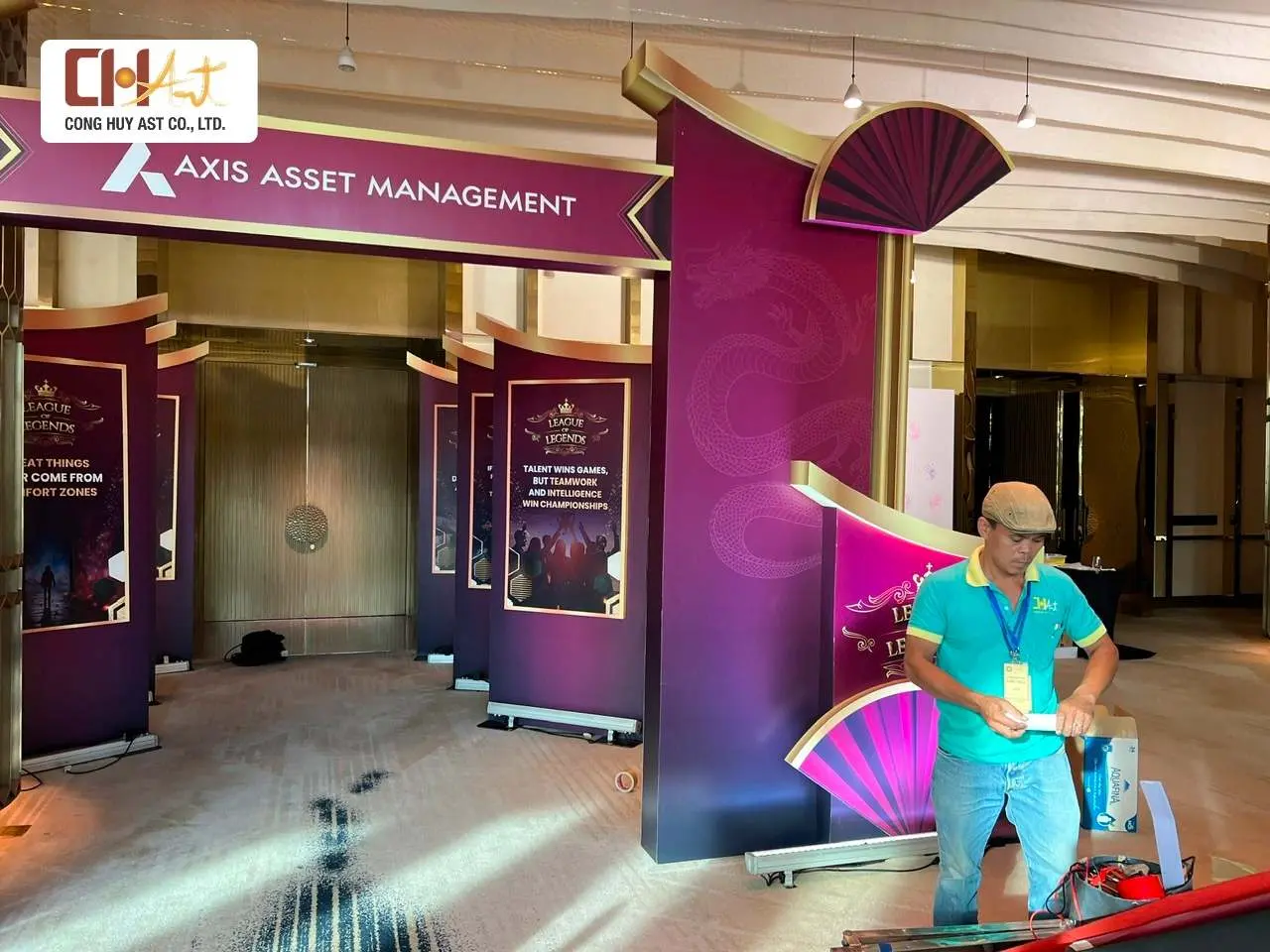 thi c&ocirc;ng cổng ch&agrave;o sự kiện